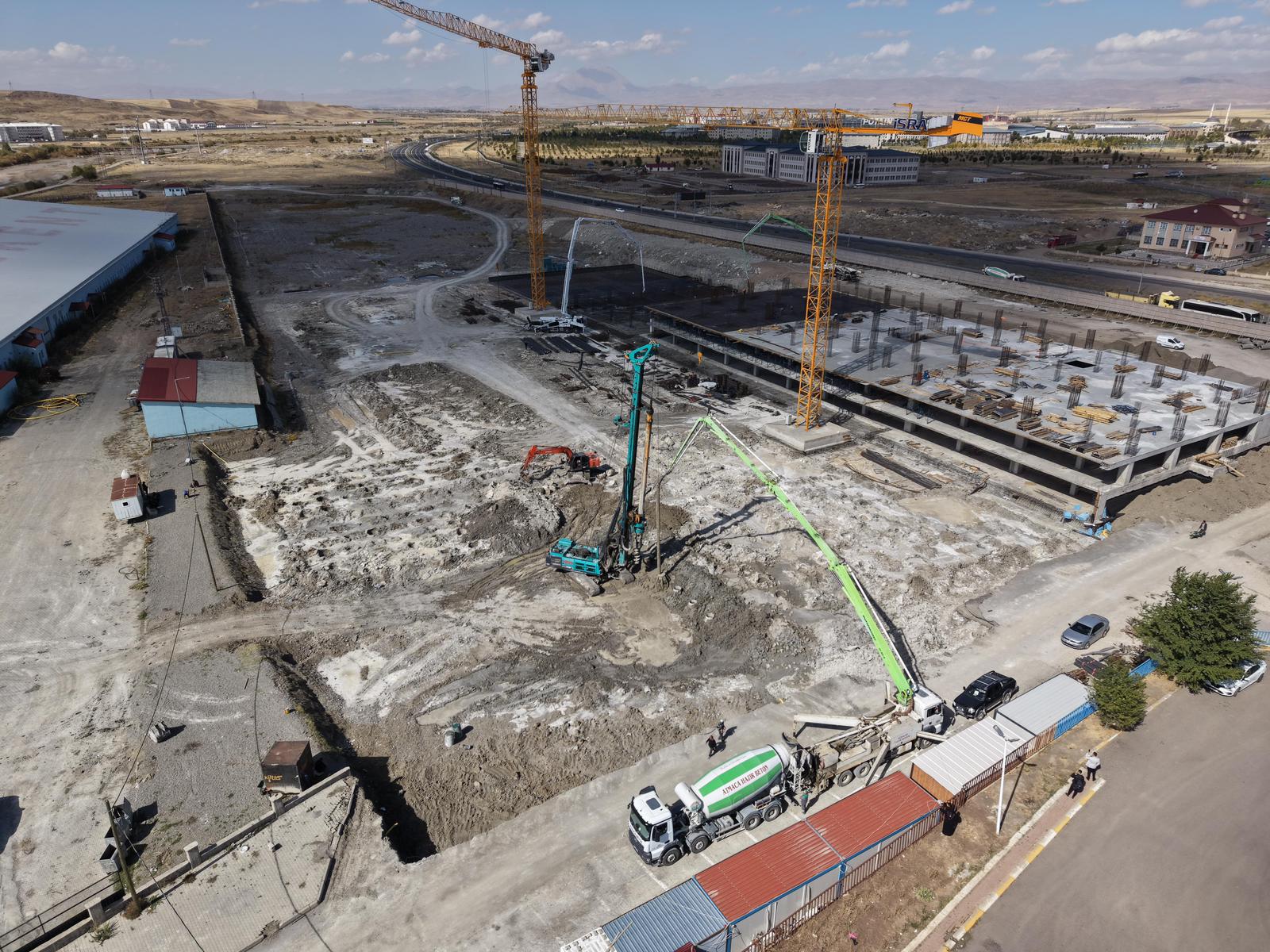 İsra Holding tarafından hayata geçirilen, bölgenin en prestijli projelerinden biri olan V Mall Ağrı Alışveriş Merkezi'nde inşaat süreci tüm hızıyla devam ediyor.
